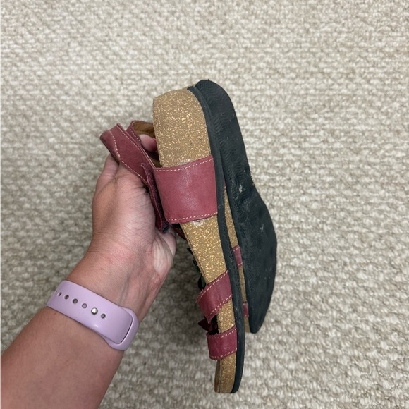 Taos Women’s red Leather Sandals Embellished With Flowers Size US 9-9.5 - Picture 9 of 10